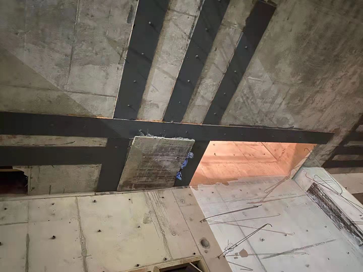 松原楼板开洞用粘钢加固还是碳纤维布加固